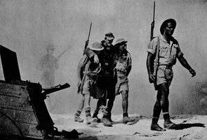 Primer plano de una gran batalla. Los australianos traen a un prisionero herido de Unbekannt