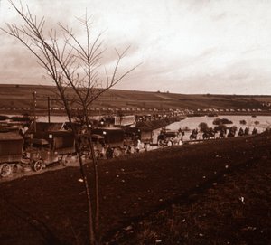 Columna de camiones, Verdún, norte de Francia, c1914-c1918 de Unbekannt