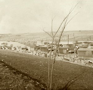 Columna de camiones en la Voie Sacrée, Verdún, norte de Francia, c. 1914-c. 1918 de Unbekannt