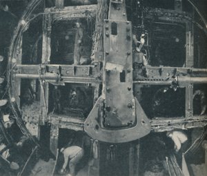 Escudo Greathead compuesto destruyendo una barrera entre dos países, c. 1935 de Unbekannt