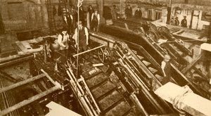 Construcción de escaleras mecánicas en la estación Bank, Londres, c1930 de Unbekannt