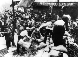 Construyendo una barricada, París, 1944 de Unbekannt