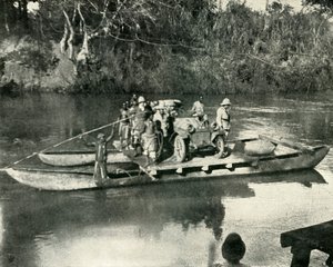 Transportando transporte motorizado a través del río Mbaka, África Oriental Alemana, 1919 de Unbekannt