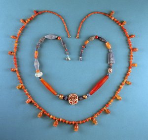 Collar de cornalina de Tell Farah (Sur), Israel, c.1300 a.C.; Collar de lapislázuli, cornalina y cornalina grabada de Kish, Irak, c.2500 a.C. de Unbekannt