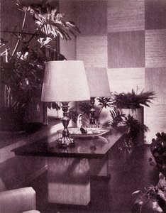 Esquina de una gran sala de estar, diseñada por Paul T. Frankl, 1949 de Unbekannt
