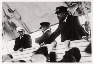 El Conde Zeppelin y el Dr. Eckener en una góndola Zeppelin, Schwaben, Alemania, c1908-1917 1933