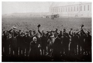 El conde Zeppelin saludado por miembros de la flota de dirigibles navales, Alemania, 1914-1917, 1933 de Unbekannt