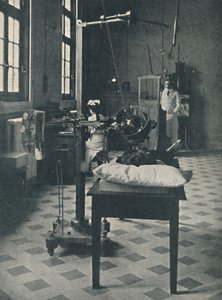Crookes, Röntgen y Finsen - Usando el maravilloso aparato de rayos X, c1925
