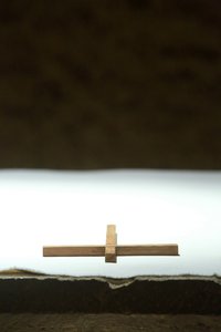 Cruz en un altar. Comunidad de Taizé, Taizé, Francia de Unbekannt