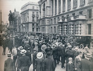 Multitud esperando fuera de la Oficina de Guerra la mañana antes de que se declarara la guerra, 1914 de Unbekannt