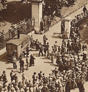 Multitud observa al hombre arrestado llevado a la furgoneta policial, 1937