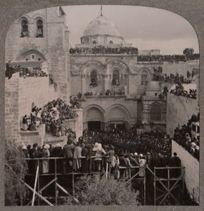 Multitudes llenando cada nicho de la Iglesia del Santo Sepulcro, c1900 de Unbekannt