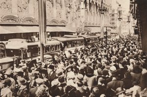 Multitudes en Oxford Street durante el feriado bancario que siguió a la coronación del Rey Jorge VI, 1937 de Unbekannt