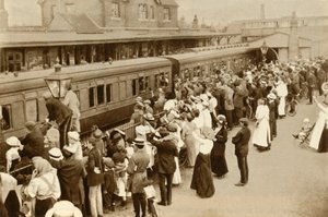 Multitudes despidiendo a las tropas que parten a luchar en la Primera Guerra Mundial, Gran Bretaña, 1914, 1935