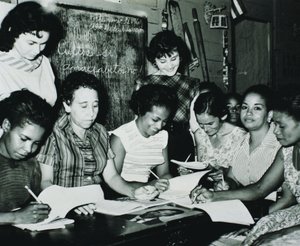 Revolución cubana: mujeres participando en los programas educativos establecidos por la campaña de alfabetización de Fidel Castro en el campo, principios de los años 60 de Unbekannt