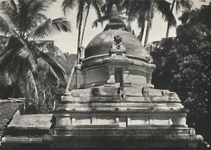 Dagoba en el Templo del Diente Sagrado en Kandy, 1926