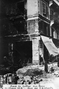 Daños tras un ataque de bombarderos Gotha alemanes, París, 11 de marzo de 1918 de Unbekannt