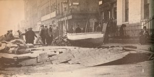 Daños causados en el Victoria Embankment cuando el Támesis se desbordó y causó una serie de daños