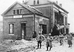 Estación de tren dañada en Roye, Francia, Primera Guerra Mundial, 1918, c. 1920 de Unbekannt