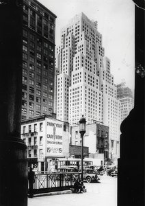 El edificio de 40 pisos de la Standard Oil Company y a la derecha en la imagen la aduana. Nueva York