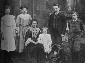 David Lloyd George - El gran estadista rodeado por su familia, 1905, c1925 de Unbekannt