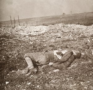 Soldado alemán muerto, Verdún, norte de Francia, c1914-c1918 de Unbekannt