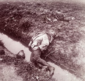 Soldado alemán muerto, Ypres, Flandes, Bélgica, c1914-c1918 de Unbekannt