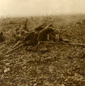 Soldado muerto en la Colina 304, después de la Batalla de Verdún, norte de Francia, 1916 de Unbekannt