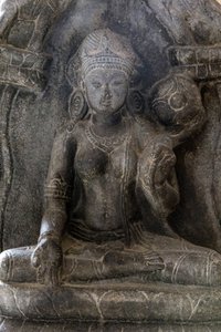 Museo Nacional de India, Delhi. Gaja-Lakshmi (elefantes rociando agua sobre la diosa Lakshmi). Pala, siglo IX d.C. Bihar. Piedra. Detalle. India. de Unbekannt