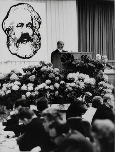 El presidente del Consejo de Estado de la República Democrática Alemana Walter Ulbricht en una reunión con motivo del 150 aniversario de Karl Marx. Sala de congresos de Berlín. 2 de mayo de 1968