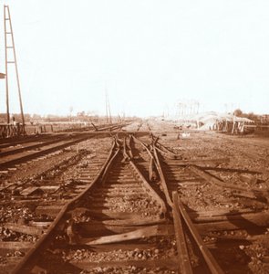 Vías ferroviarias destruidas, Roeselare, Flandes, Bélgica, c1914-c1918 de Unbekannt