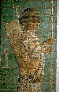 (detalle) de un relieve que muestra un arquero de la Guardia Real Persa, Palacio de Darío I, Susa, c. 500 a.C. de Unbekannt