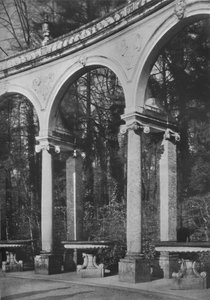 Detalle de columnata y fuentes, Templo de la Música, Versalles, Francia, 1924