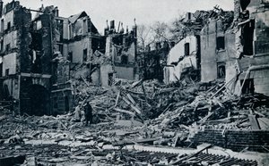Edificios devastados, desde el jardín del Templo Interior, 1941