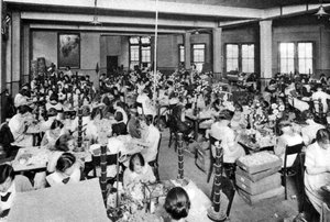 Niñas discapacitadas trabajando en la Misión Cristiana de Niñas de Berros y Flores, Londres, 1926-1927 de Unbekannt