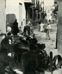 Dispersos en las calles traseras de El Cairo es toda una pequeña industria... c1942-1943, 1945