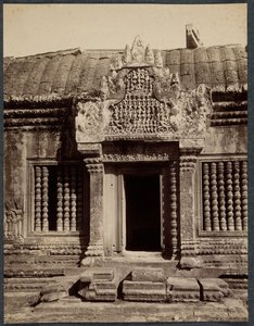 Puerta a través de un recinto interior, Angkor Wat, Camboya, c. 1880 de Unbekannt