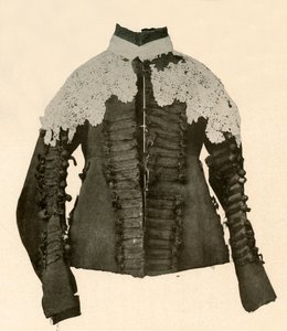 Jubón de tela negra adornado con trenza de seda y botones de crochet, siglo XVII, 1937 de Unbekannt