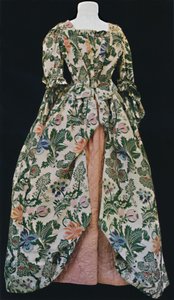 Vestido de seda de Spitalfields, con enagua acolchada de satén rosa. Segunda mitad del siglo XVIII