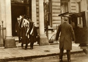 El Ataúd de Earl Haig siendo Transportado desde la Casa donde Murió, Londres, 29 de Enero de 1928 de Unbekannt