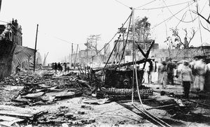 Daños por terremoto y un coche quemado, King Street, Kingston, Jamaica, 1907