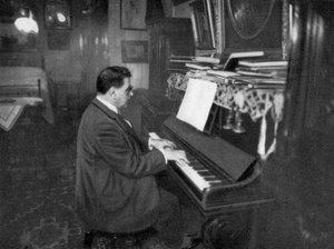 Edouard Herriot, político radical francés, tocando el piano, 1925