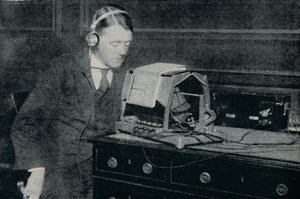 La electricidad transforma el mundo impreso en sonido para los ciegos, c. 1935