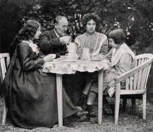 Emile Zola, novelista francés, con su familia, 1899 de Unbekannt