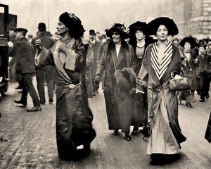 Emmeline Pethick Lawrence y Christabel Pankhurst, c.1908 de Unbekannt