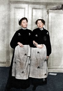 Emmeline y Christabel Pankhurst, sufragistas inglesas, en ropa de prisión, 1908 de Unbekannt