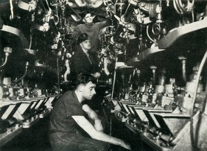 Sala de máquinas de un submarino británico, Segunda Guerra Mundial, 1945 de Unbekannt