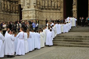 Procesión de entrada. Ordenación episcopal. Catedral de Amiens, Amiens, Francia de Unbekannt