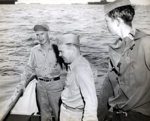 Ernie Pyle visita el USS Hornet de Unbekannt