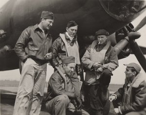 Ernie Pyle con una tripulación de bombarderos